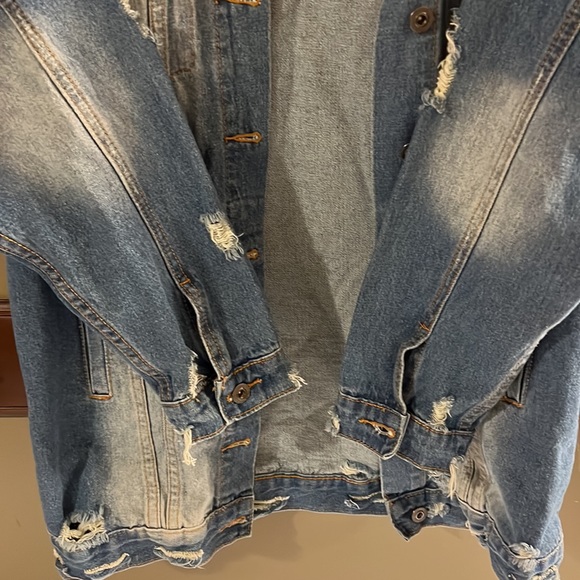 Fashion nova small oversized Jean jacket distressed - Picture 3 of 8